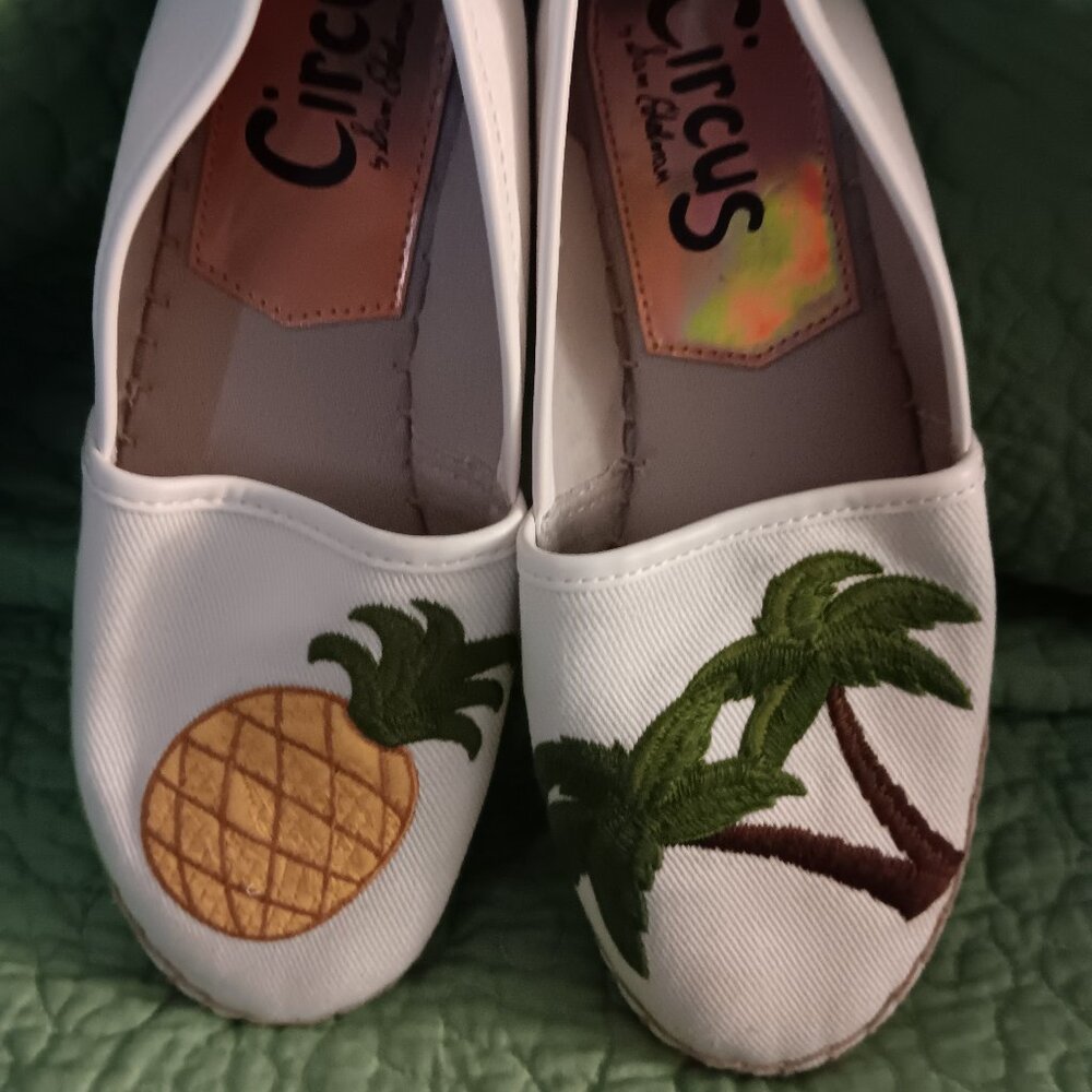 CIRCUS PINEAPPLE AND PALM EMBROIDERED FLATS  NWOT  SIZE 6.5